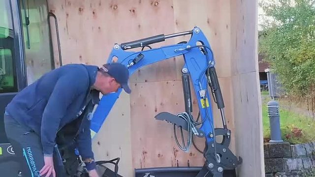 挪威博主2000美元从中国网购了一迷你挖掘机！重1。2吨！