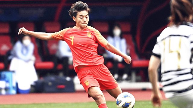 王霜名场面：神龙摆尾惹恼韩国女足，气急败坏顶人造冲突！