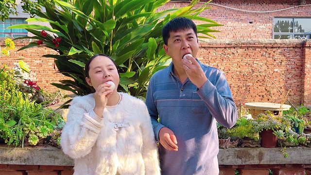 老公在院子里挖到啥？连忙喊媳妇来看，夫妻俩吃的真香