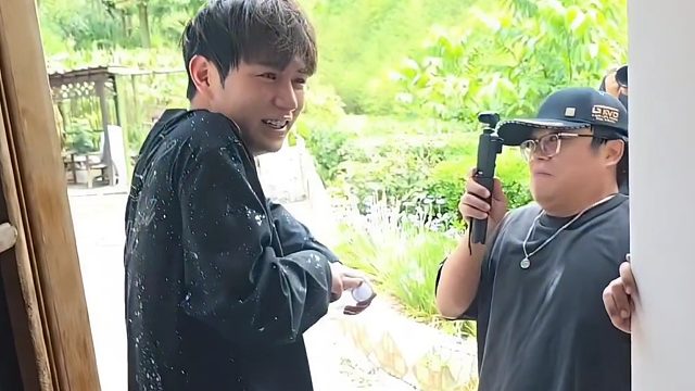 童的脾气是真好，直播被泼一脸水也没生气，摄影的都咬牙切齿了