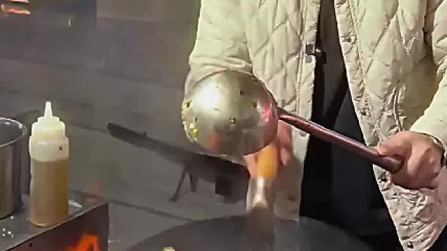 中国炒饭哥凭娴熟的颠勺技术国外火了