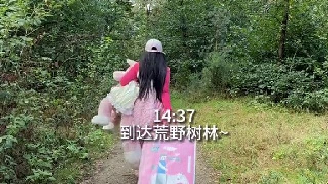 沉浸式露营女生在荒野木屋露营会害怕吗