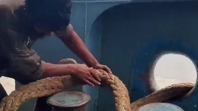 一个人就能拉停百吨巨轮利用了摩擦力