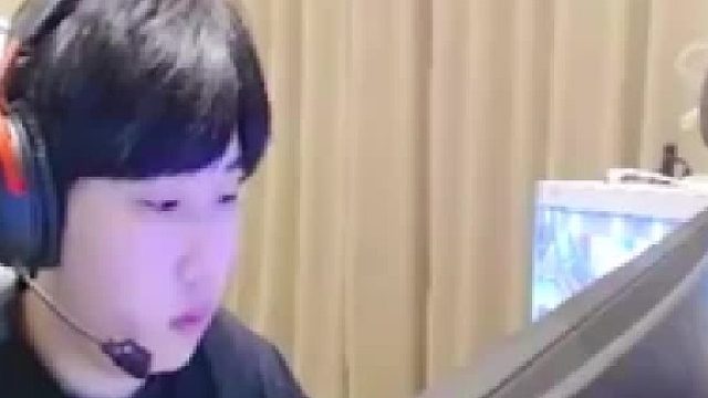 CF游戏特色之一：倒一喷ACE！就算你是冠军FMVP选手Doo，全场ACE被1-10喷的找不到北，最后残局1v4回击堪称爽文