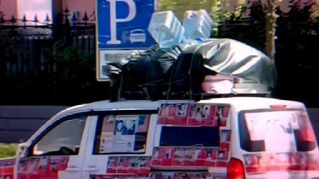 贴上的不是车标，而是宝贝回家的希望