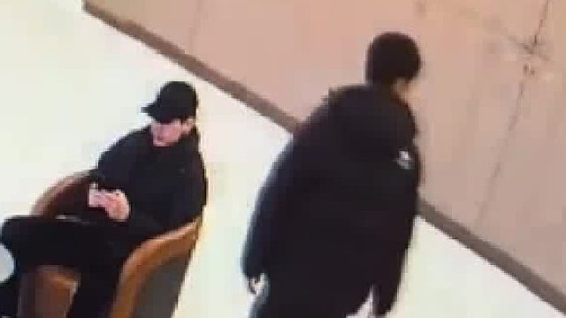 男子只顾看美女“跌跌又撞撞”短短2米路 爱上两个人