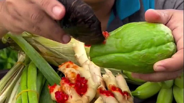 这哥们吃的真香