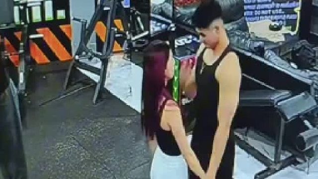 碰到他的小手了，果然很开心吧