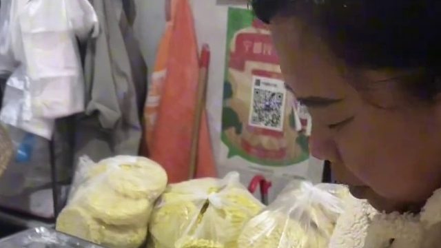 别人家儿媳妇帕拉梅拉，俺的儿媳妇饿了就喊妈，今天60后老婆子给儿媳安排了牛肉饼炸酱面！