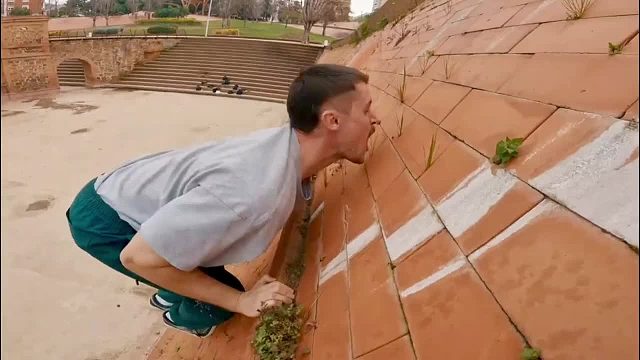 超硬核的不走寻常路，国外跑酷小伙，挑战高墙上面荡秋千