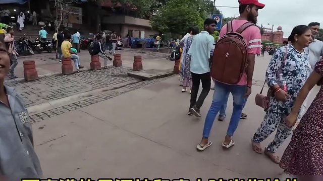 美国喷子博主游印度，前脚阴阳怪气硬怼印度网友，被抢后老实了