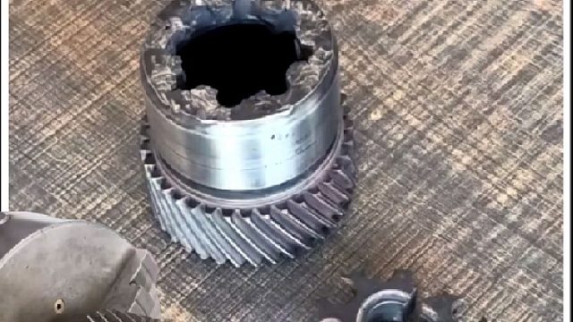 看老巴师傅如何维修损坏的曲轴齿轮的