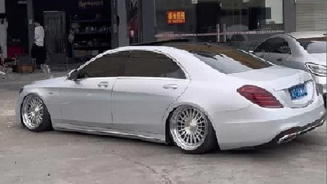 奔驰s级重新调试倾角定制拉维泽双片锻造 气动姿态已达成