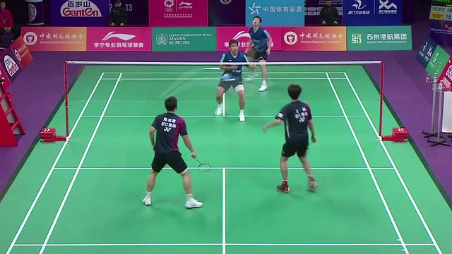 任翔宇加强底线防守，谢浩南则通过频繁变线调动对手，以16-14赢得决胜局