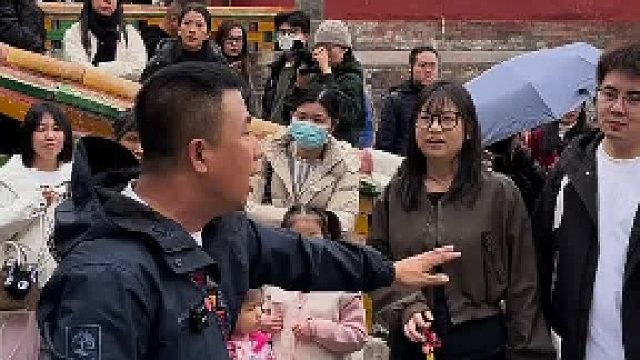 皇帝翻牌子，门口要站个太监往里面喊三声！