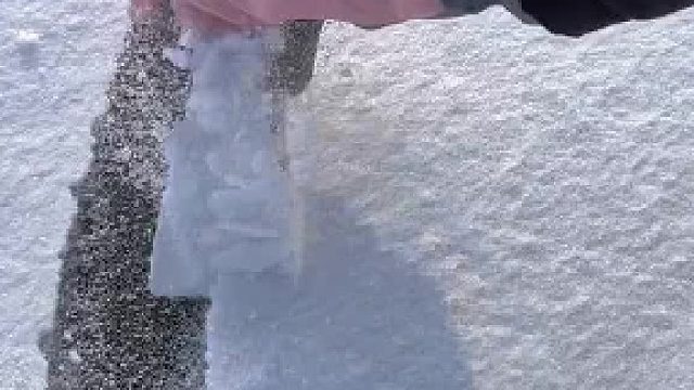 东北博主做炒酸奶已经next level了今天在零下20度的东北 松花江上 雪地炒酸奶 ，来自东北的快乐请查收～