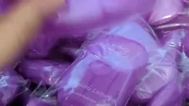 外国小姐姐展示纸肥皂，感觉很方便携带   体验 治愈