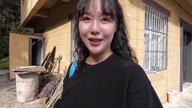 韩国博主游云南，当地小朋友拔自家萝卜招待她，看完心理暖暖的