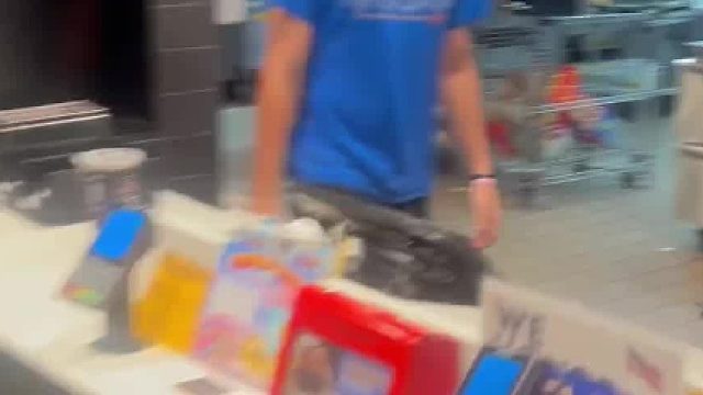 压不住嘴角的前台小哥，情绪稳定的顾客小姐姐，从反抗到妥协的 厨子