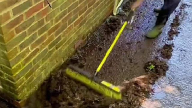 经验丰富的清洁工往往采用最解压的清洁方式！