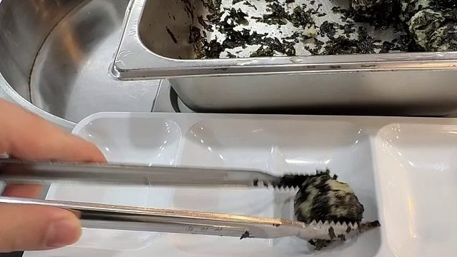 韩国大学食堂，今天吃饭团啦！先来五颗！