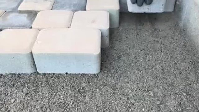 外国小哥哥沉浸式铺路