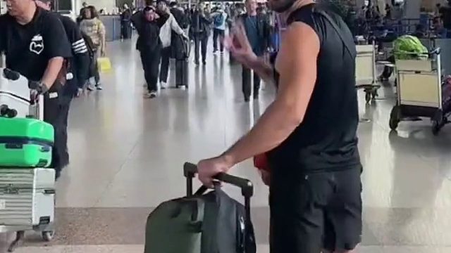 老外第一次来中国就体验上海磁悬浮列车，被它的运行速度震惊了，直言像坐飞机！