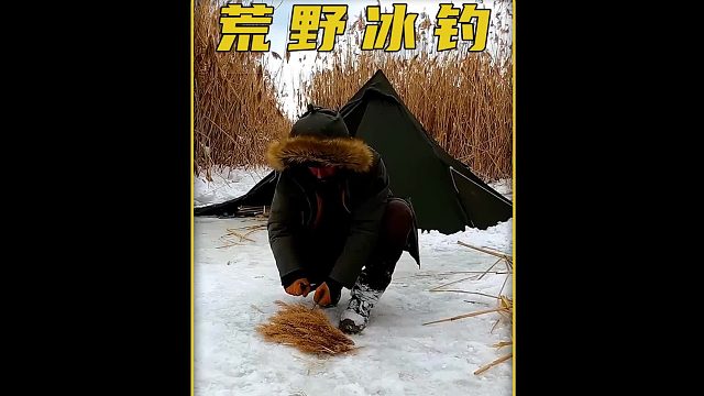男人在零下30度的贝加尔湖露营，不但能实现冰钓自由还有狗子温暖陪伴