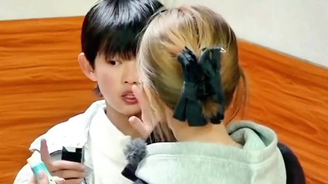 小男孩：气压是啥呀？赵露思：你上初一没学吗？