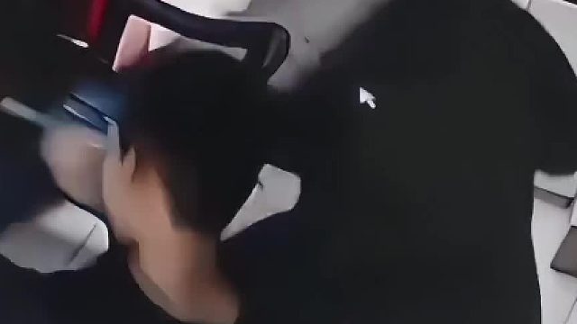 大哥看着手里的烟，沉默了