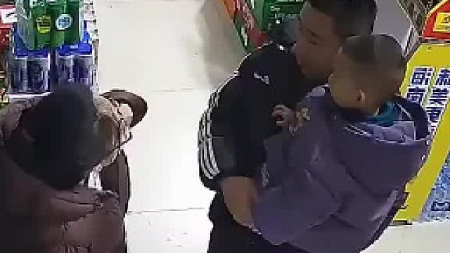 夫妻俩开玩笑 丈夫摸妻子的脸，儿子以为妈妈被爸爸欺负了，“这一巴掌打的毫不犹豫”。