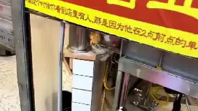 女子爱吃的面馆关门了，女子直接从地下钻进去今天面非吃不可