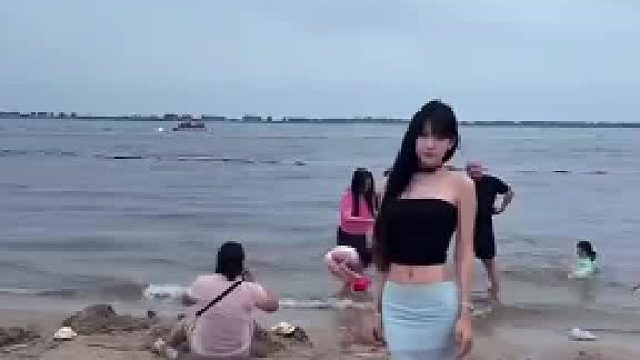 女子来海边拍照，遇到了一被冻僵的小孩