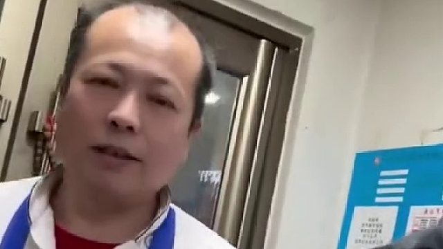 女子让老板结账时配合，给男朋友多报点钱 买个包，结果老板把封口费都算里了