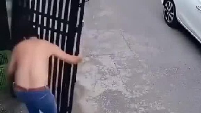 铁门突然倒下，险些撞到汽车的小哥，下一秒他的举动亮了！