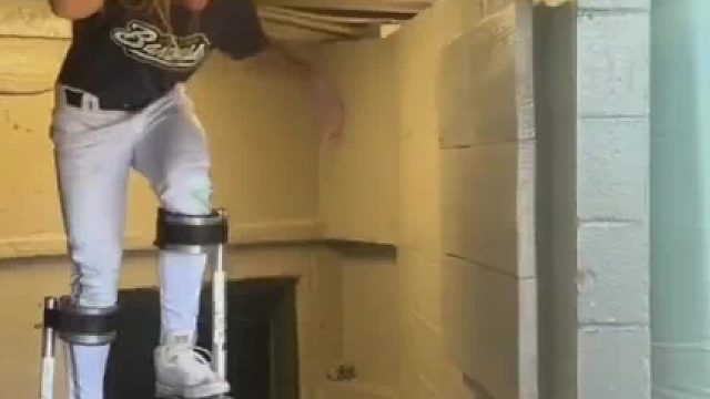 有趣的国外小伙 一个喜欢踩着高跷打球的老哥