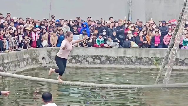 独木桥挑战赛，谁能走过去摸到桥头的绳索，就能赢得百万大奖