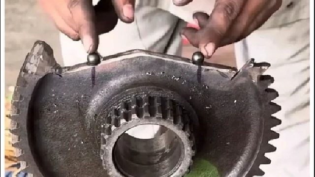 看老巴师傅如何维修损坏的齿轮的