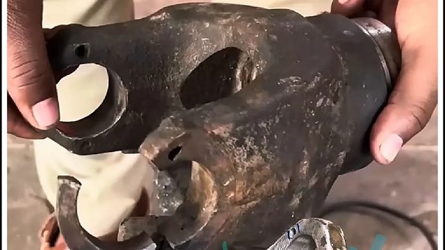 看老巴师傅如何维修损坏的万向节的