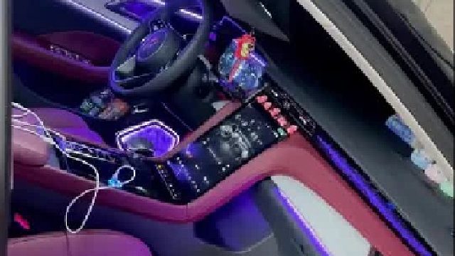 第一视角带你体验红旗H5安装星河满配氛围灯