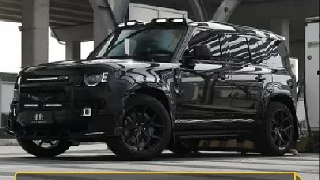 路虎卫士内在与外在融合，城市风格贯穿到底，内饰干碳中控套件，让效果视觉档次大大加强