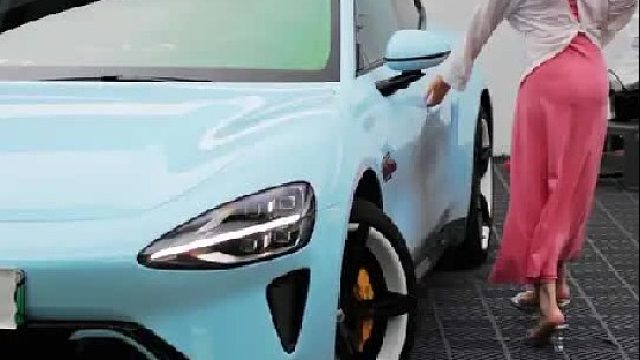 都说su7像保时捷，那么谁会拒绝女朋友长得像刘亦菲呢