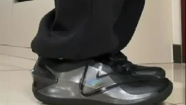 帅，但是有点挑裤子！