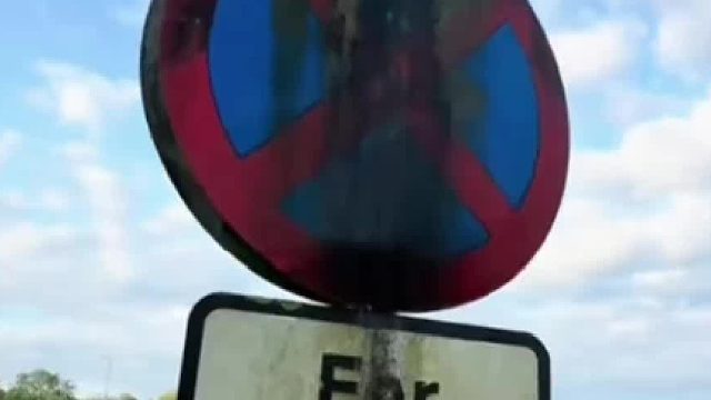 英国路政工清洗路标路牌  深度