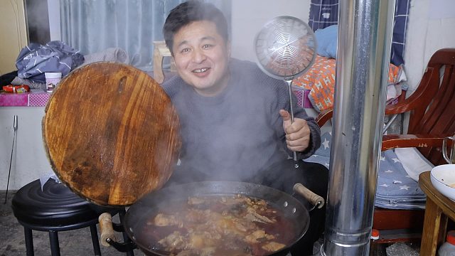 大雪下了一天一夜，炖上一锅大骨头，热气腾腾，猫冬生活就是爽