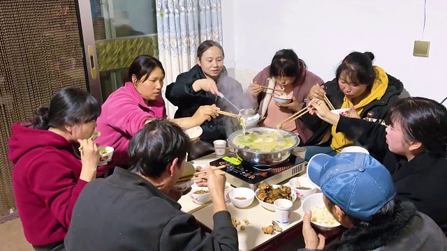 农村山里遍地是宝，七八个人挖野生山药，带回家炖土鸡汤！
