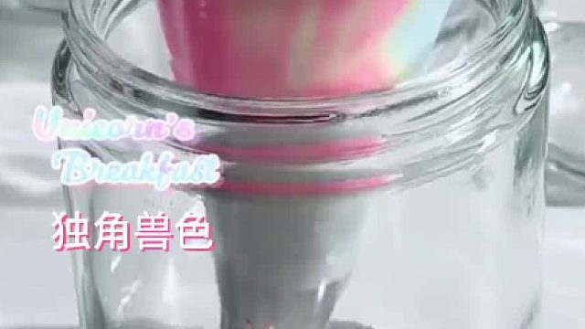 外国小姐姐挤身体磨砂膏，你们会喜欢哪种颜色？   体验