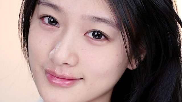 不是……她的眼周竟然变得这么年轻！