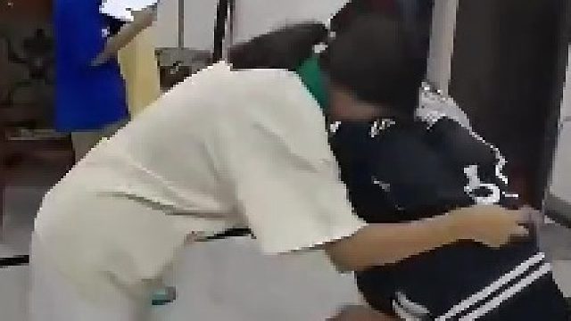 父亲打赌10秒内把女儿打倒，结果……妈妈：女儿12岁，是体育