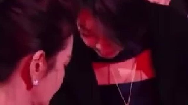 三个中年人大战智能手机